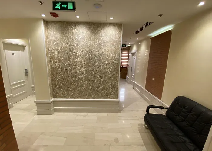 The Red Bricks מלון 4*