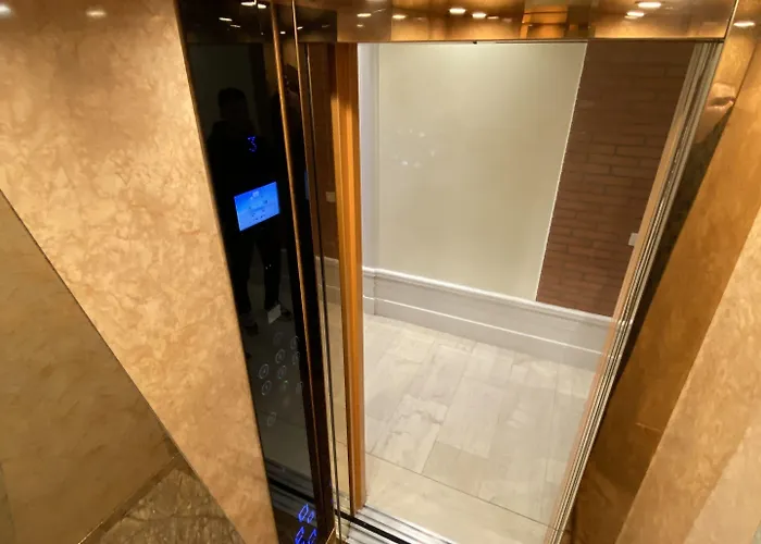 The Red Bricks מלון שקודר