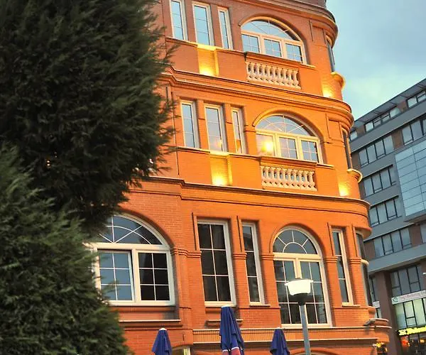 The Red Bricks שקודר