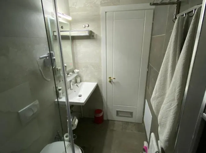 The Red Bricks 4* שקודר