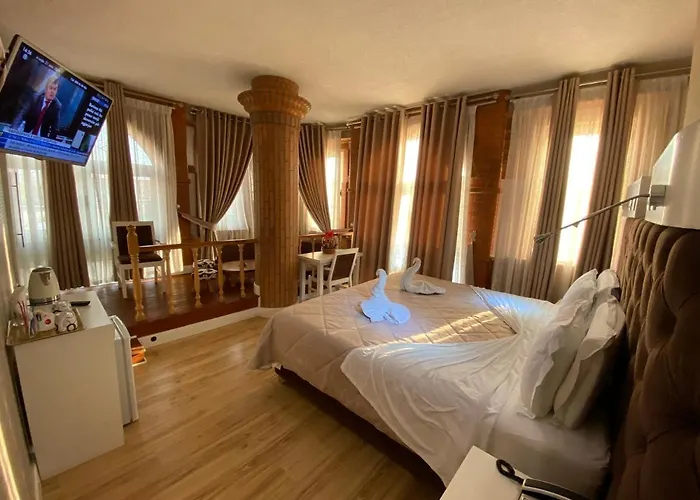 The Red Bricks שקודר