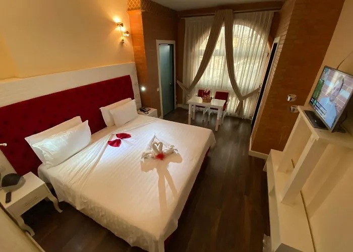 The Red Bricks שקודר