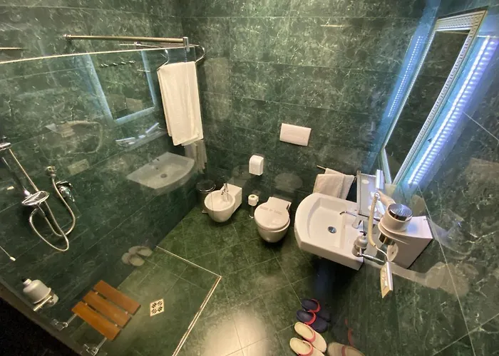 The Red Bricks מלון שקודר